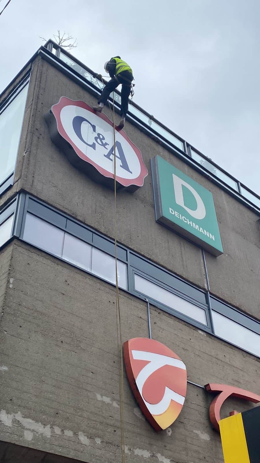 Postavljanje svetlećih reklama na robnoj kući