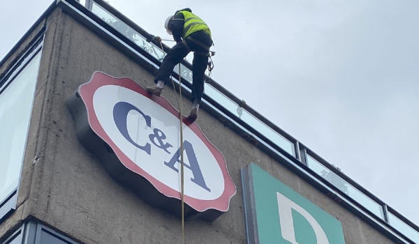 reklame Postavljanje reklama na zgradama i drugim visokim objektima u Beogradu